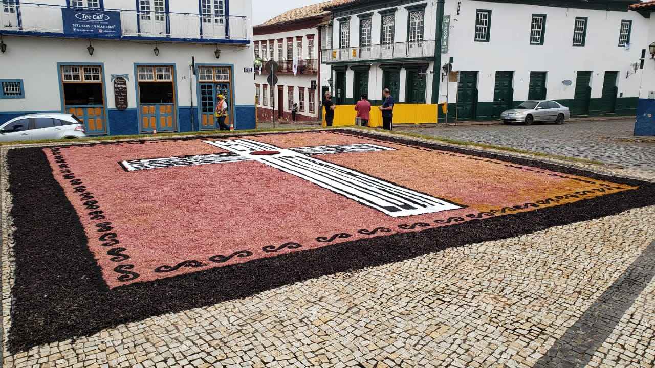 Corpus Christi: Tradição de Sabará faz Tapete com cascas de jabuticaba