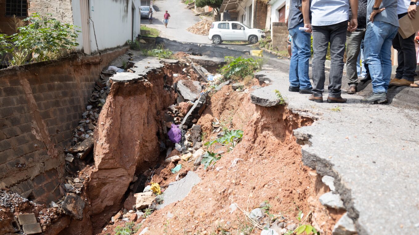 REGIONAL GENERAL CARNEIRO: PREFEITURA AUTORIZA INÍCIO DE CONSTRUÇÃO DE MURO DE CONTENÇÃO NA RUA BAHIA