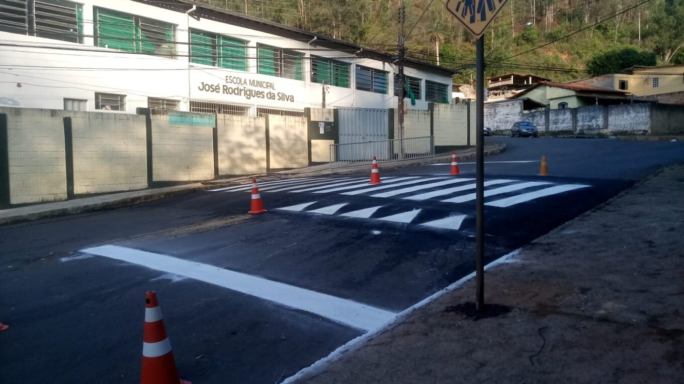 TRÂNSITO: PREFEITURA CONSTRÓI FAIXA ELEVADA EM FRENTE À ESCOLA MUNICIPAL DO BAIRRO MORADA DA SERRA