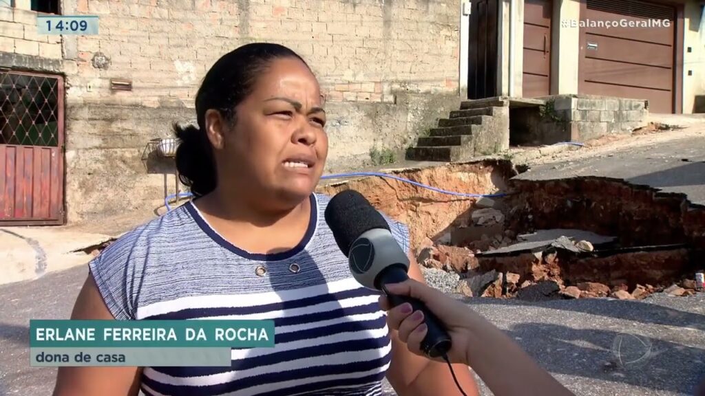 Moradores reclamam de cratera e obra inacabada em Sabará (MG)