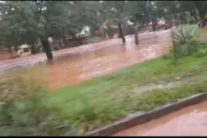 Rio Sabará transborda e vias da cidade são tomadas pela água da chuva; Veja os vídeos!