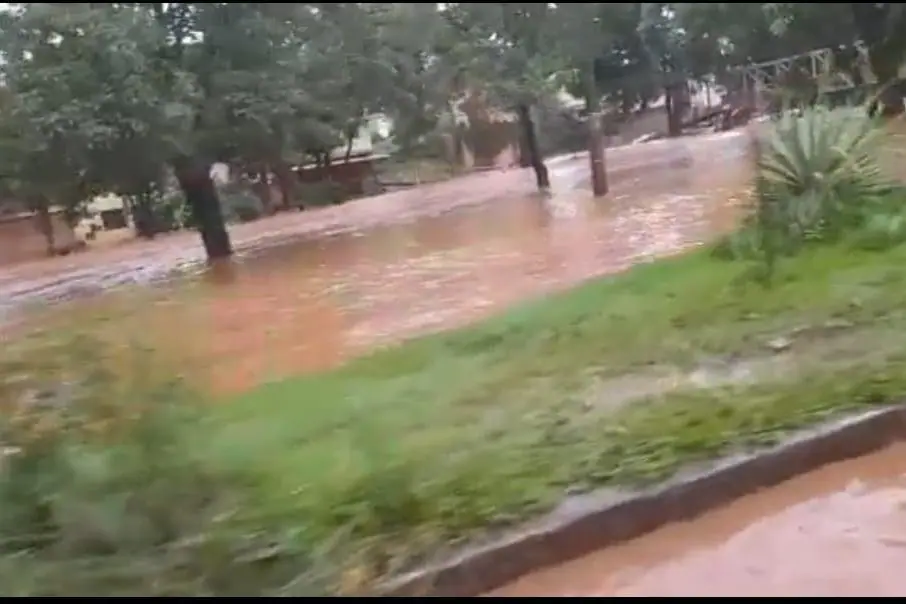Rio Sabará transborda e vias da cidade são tomadas pela água da chuva; Veja os vídeos!