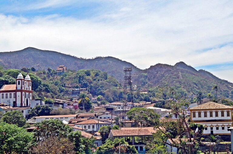 Como é o relacionamento com cidades vizinhas e quais são as principais vias de acesso a Sabará?