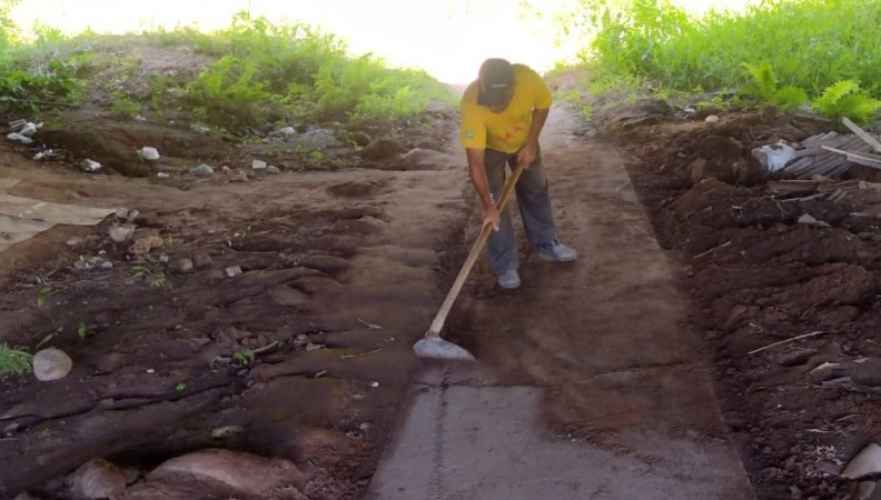 Prefeitura de Sabará realiza limpeza da passagem de pedestres no bairro Borges