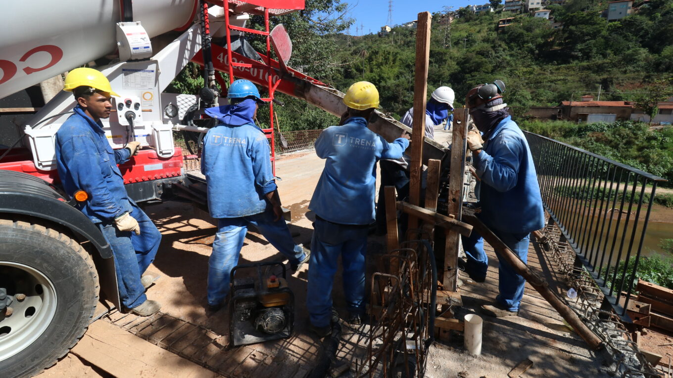 AVANÇO PREFEITURA DE SABARÁ REALIZA OBRA DE CONCRETAGEM DAS MURETAS DE PROTEÇÃO NA PONTE QUE LIGA O BAIRRO PACIÊNCIA AO ARRAIAL VELHO E ADELMOLÂNDIA