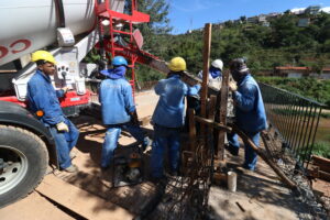 AVANÇO PREFEITURA DE SABARÁ REALIZA OBRA DE CONCRETAGEM DAS MURETAS DE PROTEÇÃO NA PONTE QUE LIGA O BAIRRO PACIÊNCIA AO ARRAIAL VELHO E ADELMOLÂNDIA