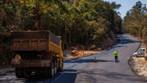Pavimentação da MG-437 avança entre Sabará e Nova Lima